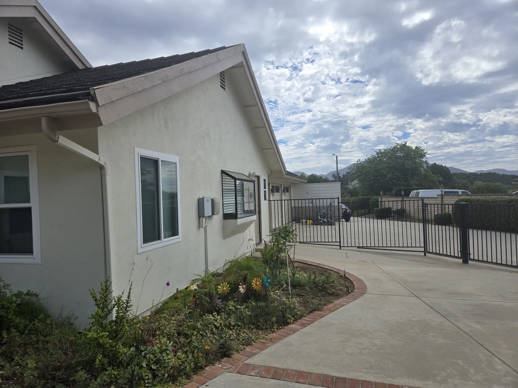 Side yard walkway and fence gate